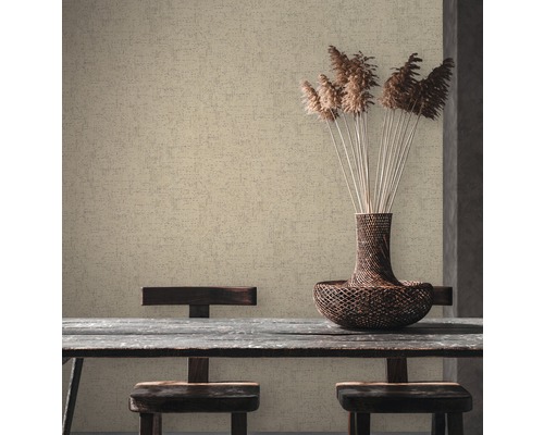 Papier peint intissé beige dans une salle à manger avec table en bois et décoration