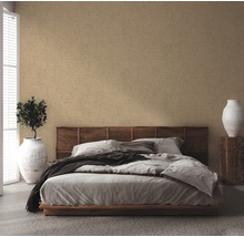 Schlafzimmer mit Bett und gemusterter Tapete