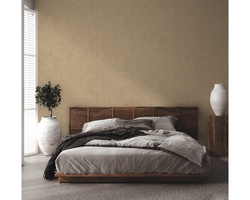 Schlafzimmer mit Bett und gemusterter Tapete