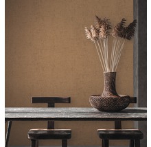 Dekoratives Zimmer mit Strukturtapete, Holztisch und Blumenvase