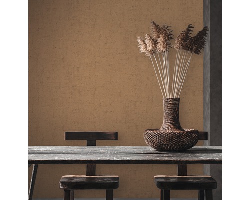 Dekoratives Zimmer mit Strukturtapete, Holztisch und Blumenvase