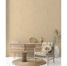 Salon avec papier peint beige structuré, commode, chaise et décoration
