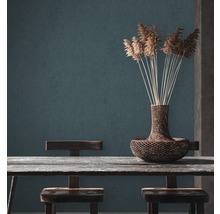 Scène décorative avec table, chaises et vase avec des graminées ornementales