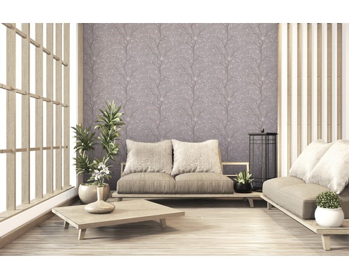 Salon lumineux avec papier peint, canapés et plantes