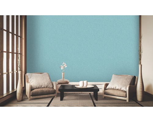 Wohnzimmer im japanischen Stil mit hellblauer Wandtapete, Sesseln und Tisch