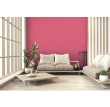 Helles Wohnzimmer mit Holzmöbeln, Sofas und Zimmerpflanzen vor einer Wand