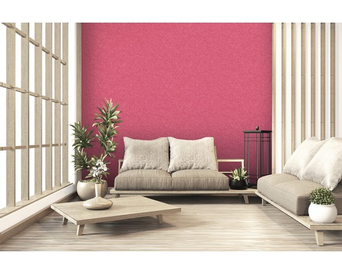 Helles Wohnzimmer mit Holzmöbeln, Sofas und Zimmerpflanzen vor einer Wand