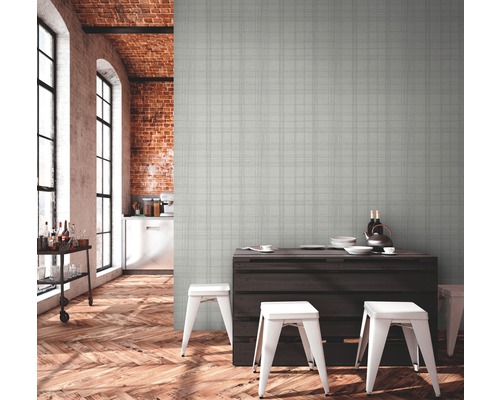 Helle Küche im Loftstil mit gemusterter Tapete, Holzboden und Essbereich mit Barhockern