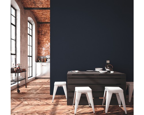 Innenraum mit Esstisch, Hockern und Ziegelwand