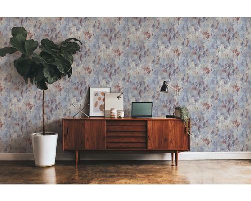 Salon avec papier peint à motifs, commode et plante d''intérieur