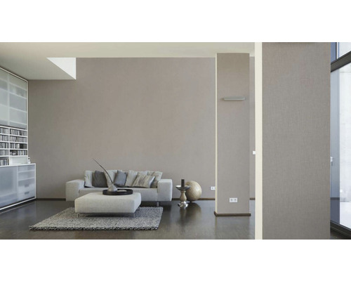 Salon avec canapé, fauteuil et étagères pour une ambiance lumineuse