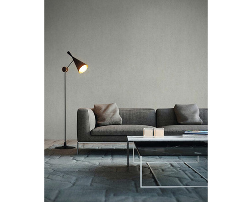 Salon avec canapé, lampadaire et table basse