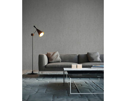 Wohnzimmer mit Stehlampe, Sofa, Couchtisch und Teppich für eine gemütliche Atmosphäre