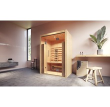 Intérieur avec sauna en bois, tabouret et étagère