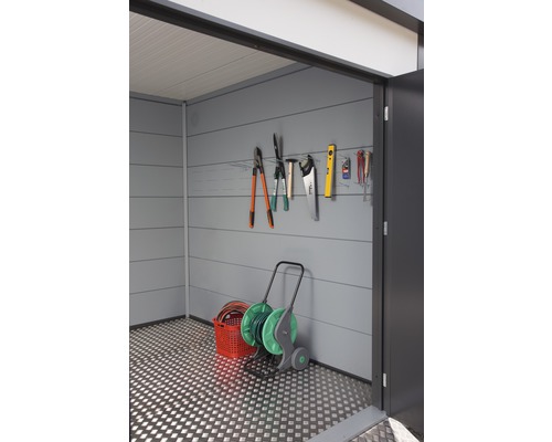Lochblech für Gartenhaus XX30 Classico 270 x 33 cm grau Innenansicht eines Gerätehauses mit Gartengeräten wie Gartenschlauch, Scheren, Sägen und Wasserwaage.