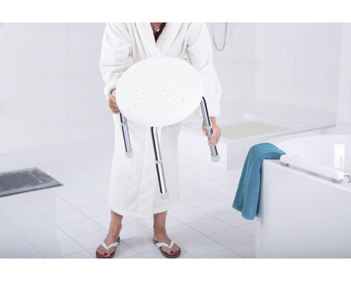 Femme en peignoir tenant un tabouret de douche