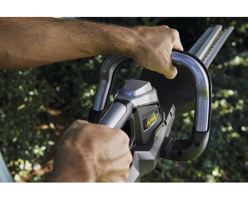 Eine Person hält eine Heckenschere der Marke Alpina.