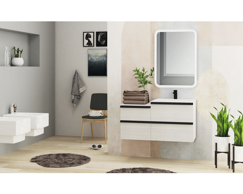 Salle de bain avec meuble sous-vasque, miroir, serviettes et décorations.