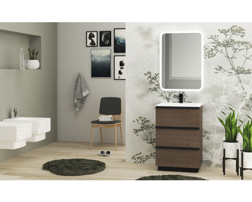 Salle de bain lumineuse avec meuble-lavabo, miroir, bidet et décorations pour une atmosphère conviviale.