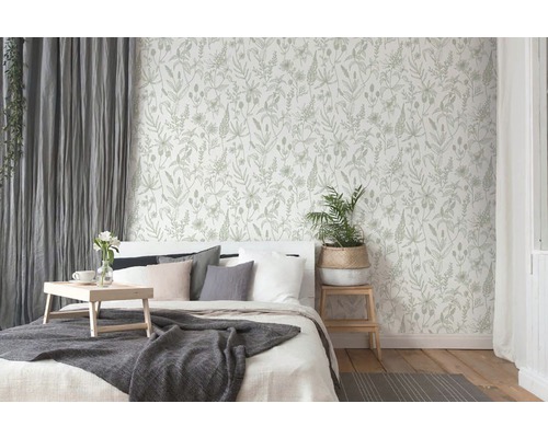 Chambre lumineuse avec lit double et papier peint à motifs floraux