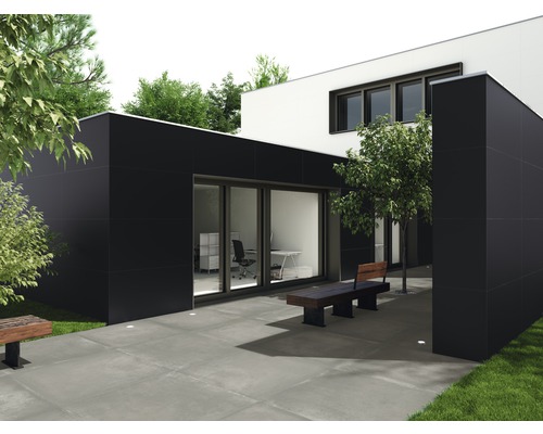 Modernes Haus mit schwarzer Fassade, Terrasse und Sitzgelegenheiten