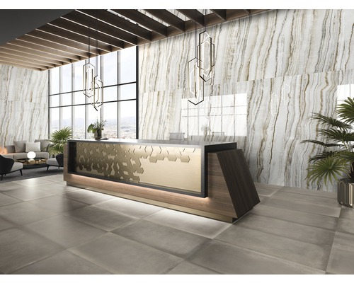 Innenraum mit Fliesenboden, Marmorwand und Rezeption