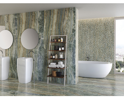 Badezimmer mit Waschbecken, Spiegeln, Regal und Badewanne, gefliest mit Fliesen in Marmoroptik