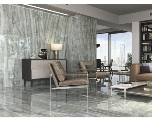 Wohnzimmer mit Marmorboden, Sesseln und moderner Einrichtung