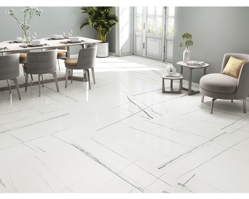 Heller Raum mit weißen Bodenfliesen in Marmoroptik, Essbereich und Sitzgelegenheit