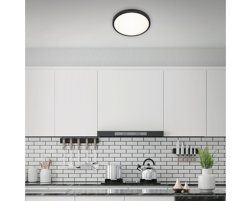 Moderne Küche mit runder Deckenleuchte für Allgemeinbeleuchtung.