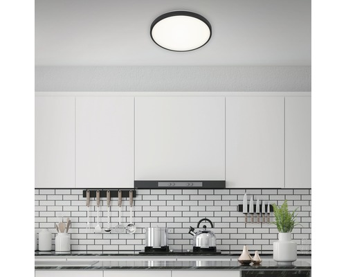 Küchenszene mit runder Deckenleuchte