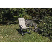 Gartenstuhl mit Armlehnen und Polster auf Rasen