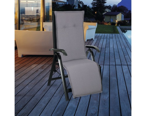 Gepolsterter Liegestuhl auf Holzterrasse