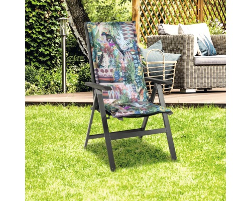 Scène de jardin avec chaise longue en métal avec coussin