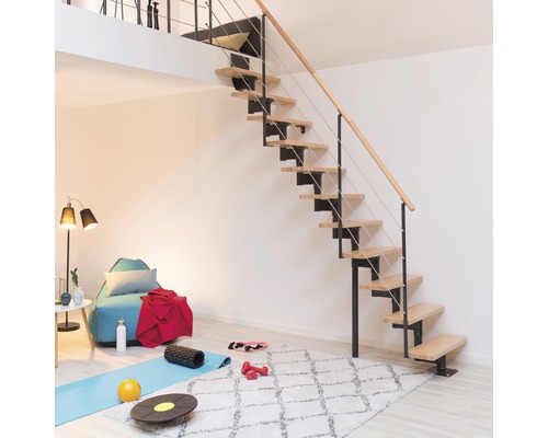 Treppe mit Holzstufen und Stahlseilgeländer in einem hellen Raum