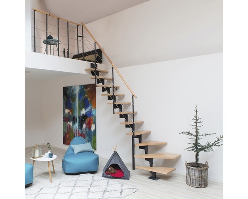 Wohnraum mit Treppe, Kunstwerk und Haustierbedarf.