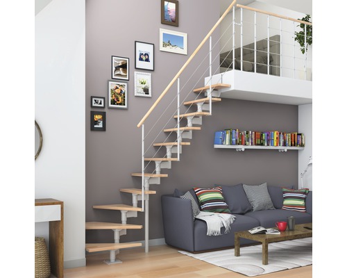 Aménagement intérieur avec escalier, canapé et étagère à livres