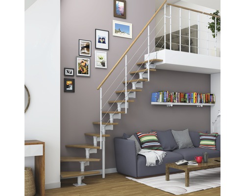 Raumszene mit einer Raumspartreppe mit Holzstufen und einem Geländer mit Holzhandlauf und Stahlseilen