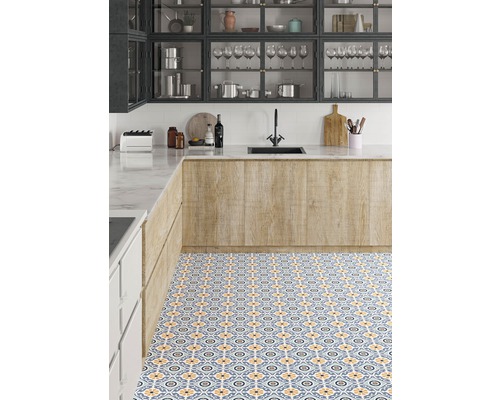 Küchenszene mit Küchenschränken, Spüle, Arbeitsplatte und Bodenfliesen mit Muster