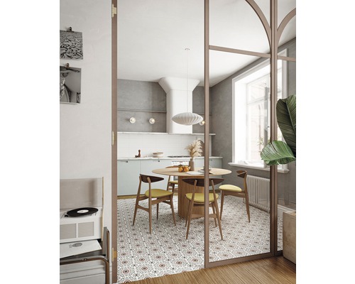 Küchenszene mit Esstisch, Stühlen und dekorativen Fliesen.