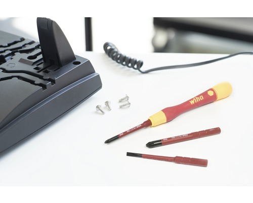 Wiha Schraubendreher mit Schrauben und Bit-Einsätzen auf einem Tisch.