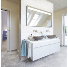 Salle de bain lumineuse avec lavabo double, miroir éclairé et design moderne