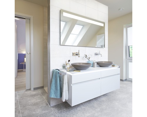 Salle de bain lumineuse avec lavabo double, miroir éclairé et design moderne