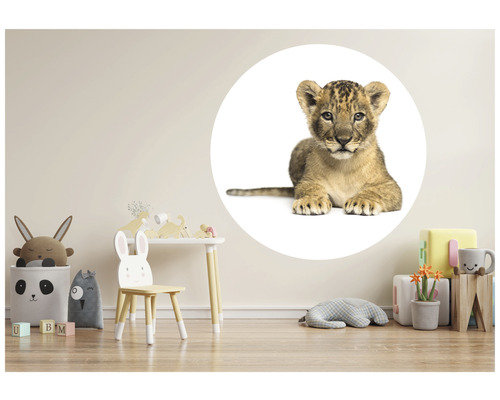 Chambre d''enfant décorative avec table, chaise, jouets et sticker mural représentant un lionceau