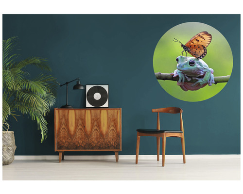 Salon avec commode en bois, chaise et sticker mural avec grenouille et papillon