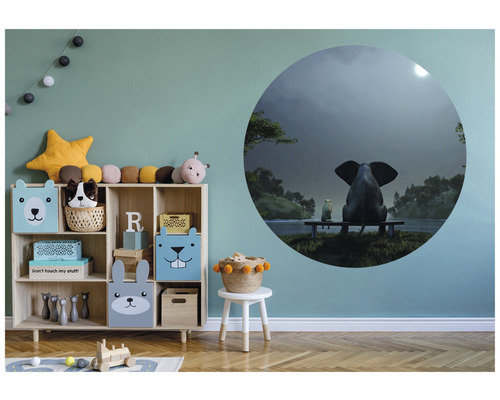 Kinderzimmer mit Spielzeugregal und Wandtattoo mit Elefant und Pinguin auf Bank