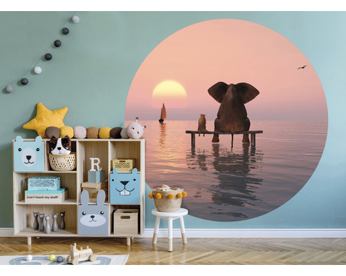Chambre d''enfant avec sticker mural représentant un éléphant et un lac, étagère et jouets