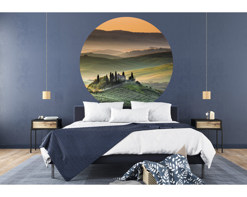 Chambre à coucher avec lit et peinture murale avec motif de paysage