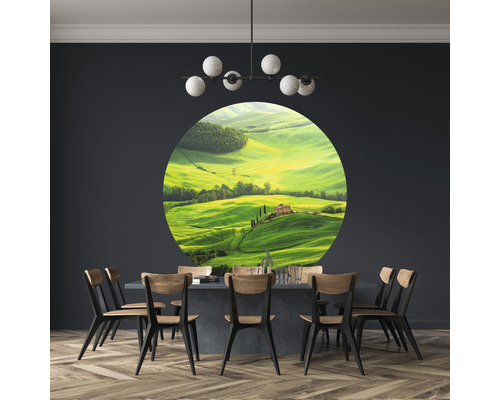 Esszimmer mit Tisch, Stühlen und Wandbild mit Landschaftsmotiv