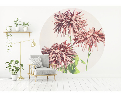 Salon avec fauteuil, lampadaire et décoration murale à motif floral